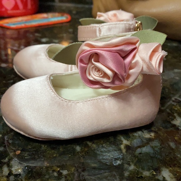 Stuart Weitzman pink satin rosette crib shoes - Picture 4 of 4